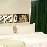 Private Chicago Garden Unit 1Br/1Ba
