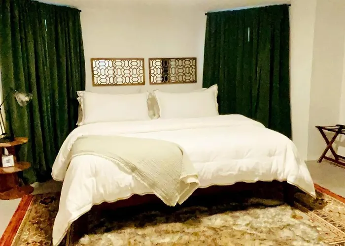 Private Chicago Garden Unit 1Br/1Ba
